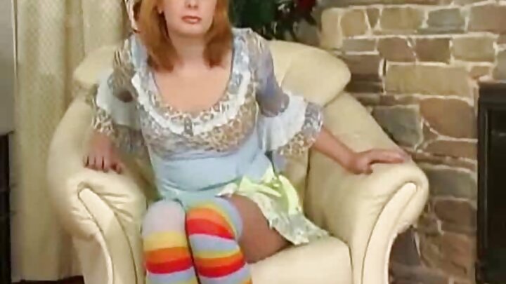 ଏକ କେଶଯୁକ୍ତ ଚୁଟି ସହିତ ଜଣେ ଜାପାନୀ ମହିଳା ତାଙ୍କ ପ୍ରେମିକକୁ ଫିକ୍ସ କରୁଛନ୍ତି
