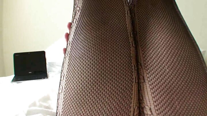 ଏକ ବଷ୍ଟି ମା ତାଙ୍କ ପୁଅର ପିଚା ସହିତ ଏକ କ୍ୟାମିସୋଲରେ ତାଙ୍କର ମେକଅପ୍ କରନ୍ତି