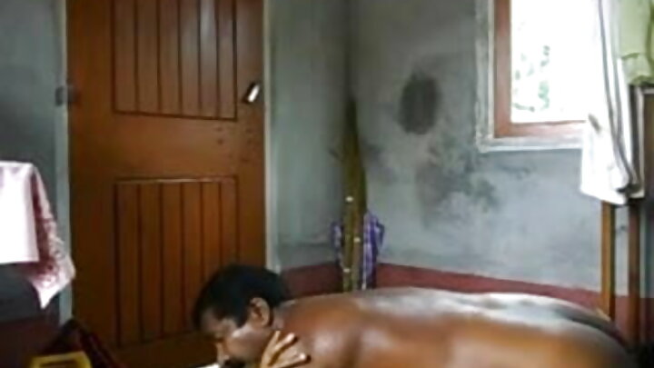 ମିସ୍ ବିଗ୍ ଆସ୍ ତାଙ୍କ ବାପାଙ୍କୁ ଶୌଚାଳୟରେ ବନ୍ଦ କରି ଦେଇଥିଲେ ଏବଂ ଦ୍ୱାର ପଛରେ ତାଙ୍କ ପୁଅ ସହିତ ଯୌନ ସମ୍ପର୍କ ରଖି ପ୍ରତିଶୋଧ ନେଇଥିଲେ।