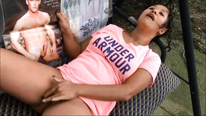 ଜଣେ ପିକଅପ୍ କଳାକାର ଜଣେ ଅଜବ ପର୍ଯ୍ୟଟକଙ୍କୁ ଯୌନ ସମ୍ପର୍କ ରଖିବାକୁ ପ୍ରଲୋଭିତ କରିଥିଲେ ଏବଂ ଟଙ୍କା ପାଇଁ ତାଙ୍କୁ ବୁଦାରେ ସଙ୍ଗମ କରିଥିଲେ।