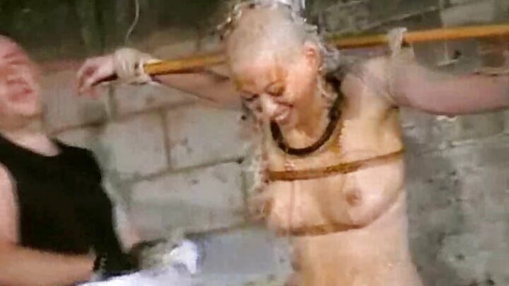 ଏକ କୁକୁଡ଼ା ଜଣେ ନିର୍ମମ ଯୌନ ସମ୍ପର୍କ ପରେ ତାଙ୍କ ପ୍ରିୟ ପତ୍ନୀଙ୍କ ଭିତରେ କମାଲ କରୁଥିବା ଜଣେ ଉତ୍ସାହୀ ପ୍ରେମିକଙ୍କ ଫିଲ୍ମ ପ୍ରସ୍ତୁତ କଲେ।