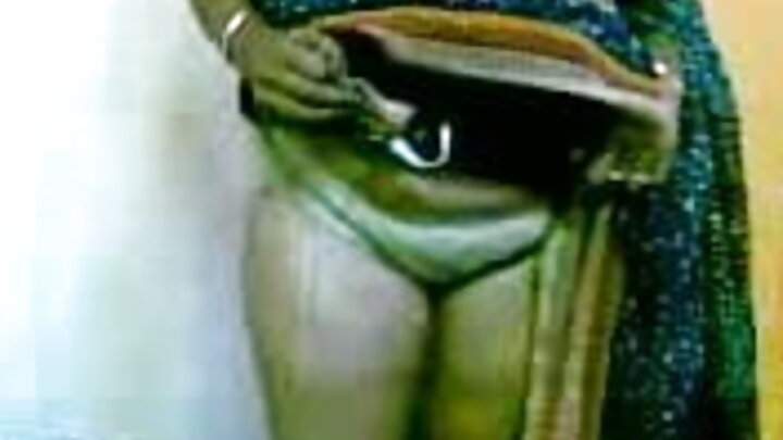 ତାଙ୍କ ମାଆ ବାହାରେ ଥିବା ସମୟରେ ଏକ ଲାଲ କେଶ ବିଶିଷ୍ଟ ସ୍ଲଟ୍ ତାଙ୍କ ସାବତ ବାପାଙ୍କୁ ପ୍ରଲୋଭିତ କରିଥିଲା।