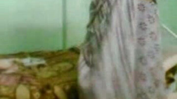 ସେ ନଦୀ କୂଳରେ ଓରାଲ୍ ସେକ୍ସ ଦେଇଥିଲେ।